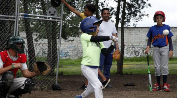 Migrant kids from USA, Cuba and Venezuela are spreading baseball in Quito