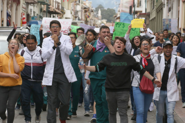 Ministry lowers health professionals’ internship payment, students protest