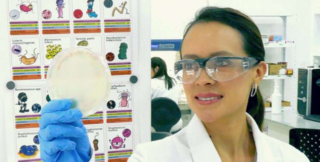 Cuencana Microbiologist among the top-100 leaders in biotech