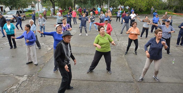 Physical activities in public plazas are drawing many senior participants