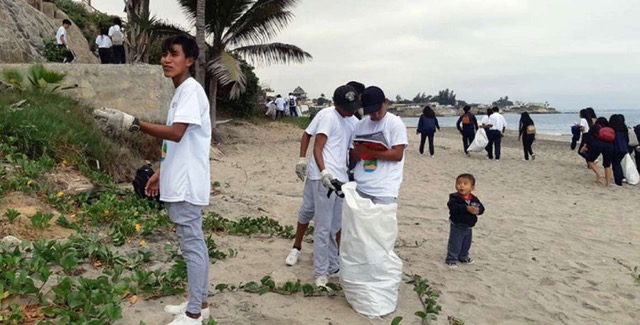 Thousands of volunteers cleaned Ecuadorian beaches