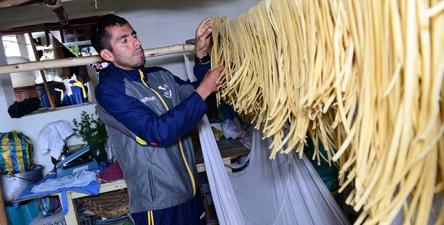 Cuencano athlete sells homemade pasta in his spare time
