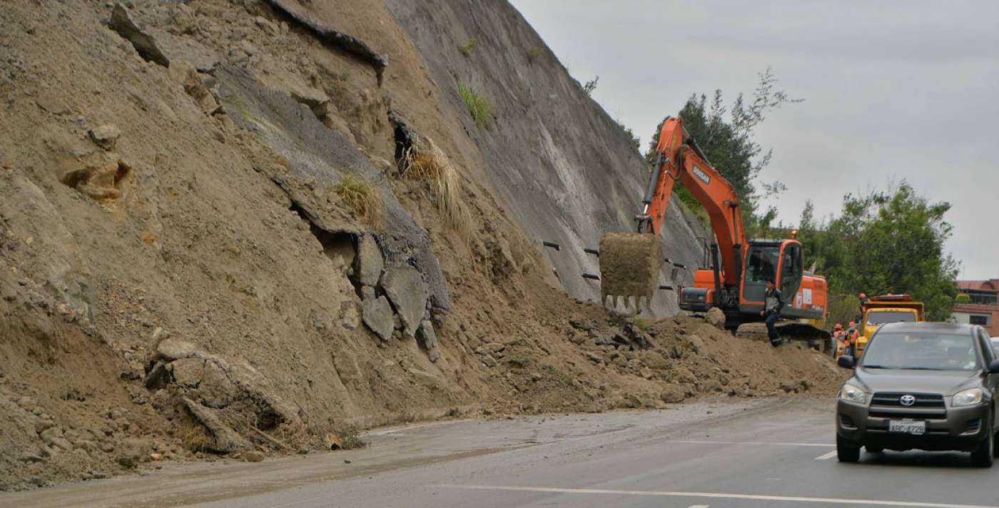 Repair work begins for landslide on Cuenca to Azogues roadway