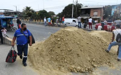Rice farmers block Guayas roads Monday morning