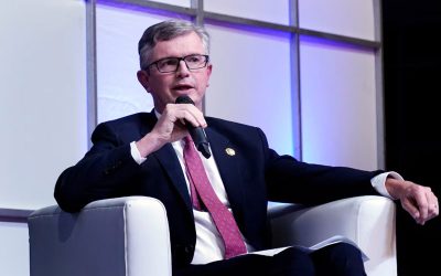 Economy Faces Crossroads as Ecuador Reflects on Dollarization and Fiscal Challenges