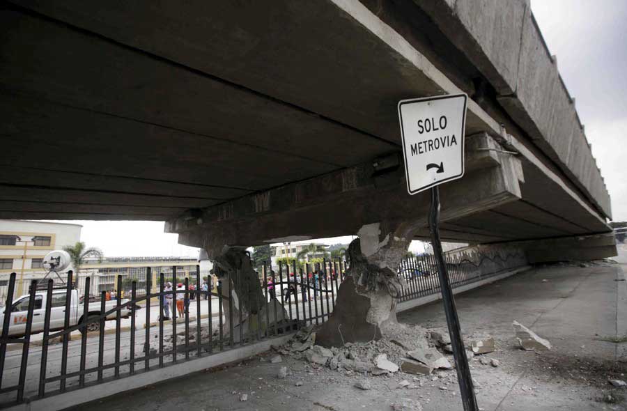 Noboa tightens spending rules on local governments amid claims of bloated payrolls