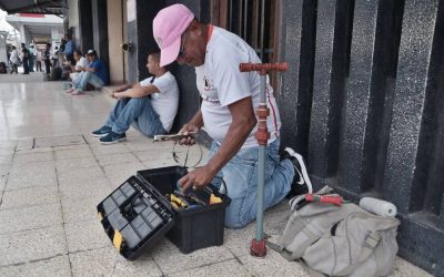 Wages slide as more Ecuadorians remain outside full employment