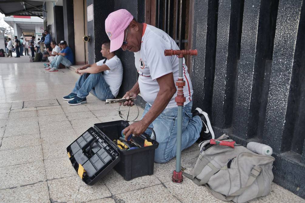 Wages slide as more Ecuadorians remain outside full employment
