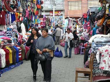 Strong Colombian peso reverses border shopping as Colombians head to Ecuador for bargains.jpg