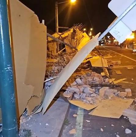 Another safety problem at Cuenca airport closes streets after perimeter wall collapses